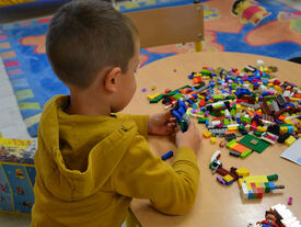 Un petit garçon joue à un jeu de construction.